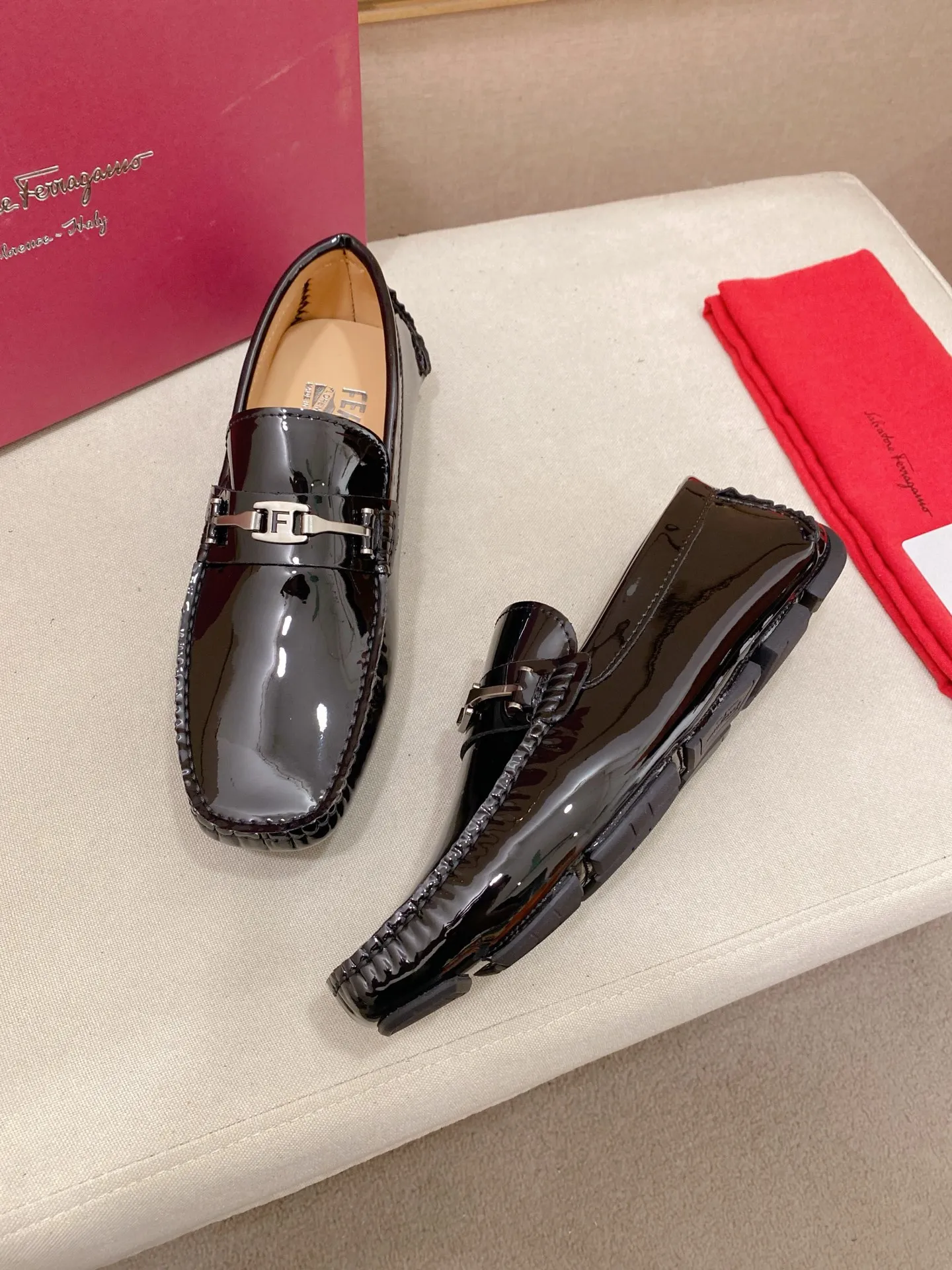 Factory price: 540💰High-end quality! Ferragamo🆕🆕Exclusive hot-selling products in stock🔥🔥New products on the shelves, high-quality Ferragamo men's pea shoes, high-end casual driving shoes, with complete packaging! 💪 💪 Material: imported first-layer cowhide 🐂 + imported high-quality water-dyed cowhide lining + wear-resistant outsole 👍🏻👍🏻 Features: high-end and comfortable, purely handmade 🚀 🚀 Create the perfect shoe that suits you best 🔥 🔥 Size: (38-44) 45 standard size can be customized!